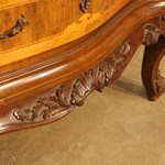 Антикварный комод с фасадом a la serpantine и контрастной интарсией 1880-х гг. 