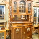 Антикварный буфет с фигурной расстекловкой и декоративными венками 1870-х гг. 