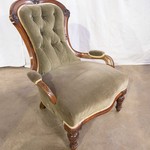Антикварное английское кресло со спинкой капитоне