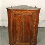 Антикварный навесной угловой шкафчик из дуба 1880-х гг. 