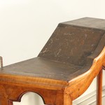 Антикварная настенная витрина со скошенными торцами 1890-х гг. 