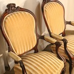 Пара антикварных стульев в стиле неорококо с резным навершием 1850-х гг. 