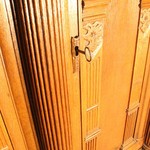 Антикварный платяной шкаф в стиле неоренессанс с колоннами 1830-х гг.