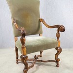 Антикварное кресло с высокой спинкой 1910-х гг.