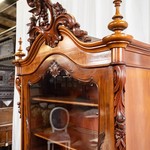 Антикварная витрина с фигурным навершием 1850-х гг.