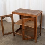 Антикварный чайный столик со стеклянными дверцами 1910-х гг. 