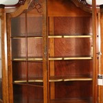 Антикварная горка с фигурной линией фасада 1900-х гг. 