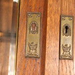 Антикварный буфет с фигурным фасадом 1890-х гг. 