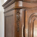 Антикварный шкаф из дуба с фигурным навершием 1810-х гг. 