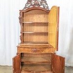 Антикварный шкаф с роскошным резным навершием 1850-х гг. 