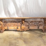 Антикварная настенная вешалка с резными розетками 1870-х гг; 