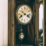 Старинные немецкие часы в корпусе из сосны