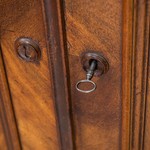 старинный ключ от дверцы шкафа