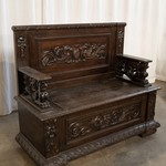 Антикварная скамья с резным гербовым щитком на спинке 1880-х гг. 