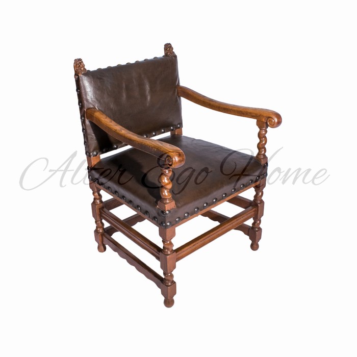 Антикварное кресло с кожаной обивкой