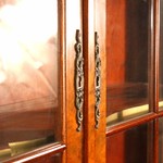 Антикварная горка с фигурной линией фасада 1900-х гг. 