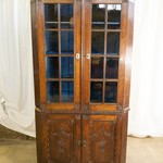 Антикварный угловой шкаф с застекленными дверцами 1880-х гг.