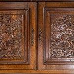 Дверцы украшены деревянной резьбой