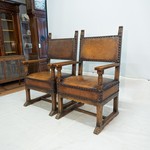 Старинные дубовые кресла с обивкой из кожи 1910-х гг.