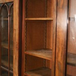 Антикварный книжный шкаф с арочным декором 1860-х гг. 