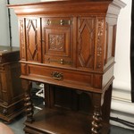 Антикварный поставец с витыми ножками 1890-х гг. 