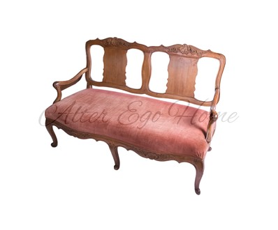Антикварный диван с резной спинкой 