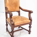 Старинное дубовое кресло с кожаной обивкой