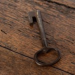 Антикварный сундук с резными филенками 1730-х гг. 