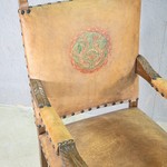 Антикварное кресло с кожаной обивкой 1900-х гг.