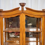 Антикварная витрина с разомкнутым фронтоном 1850-х гг. 