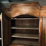Антикварный шкаф с каннелированными  филенками и  пилястрами