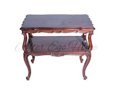 Старинный кофейный столик с изогнутыми деталями
