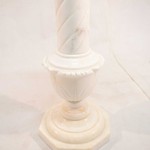 Консоль из белого мрамора в форме колонны