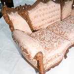 Винтажный диван с атласной обивкой