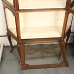 Антикварная витрина на изящных ножках-кабриоль 1890-х гг. 