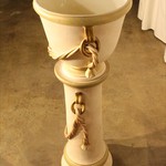 Антикварное кашпо на подставке в античной стилистике 1950-х гг. 