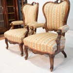 Антикварные парные кресла с изогнутыми спинками 1870-х гг.