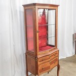 Антикварная витрина в стиле неоклассицизм 1950-х гг. 