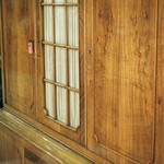 Шкаф книжный в классическом стиле со стеклянной дверкой в средней части 