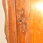 Антикварный платяной шкаф в стиле неорококо с резным навершием 1860-х гг.