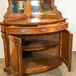 Антикварный угловой шкаф с фигурной верхней частью 1880-х гг. 