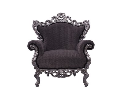 Великолепное кресло в стиле барокко с замысловатой резьбой