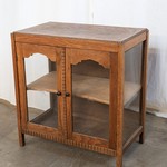 Антикварный чайный столик со стеклянными дверцами 1910-х гг. 