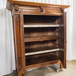 Антикварной шкаф с резными головками 1690-х гг. 