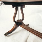 Стол кофейный в стиле историзма на ножках-колесиках с завершением лапа и столешницей обитой кожей