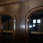 Старинный шкаф с расстекловкой