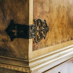 Старинный ореховый шкафчик из Англии