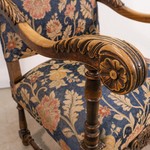Антикварное кресло со спинкой королевы и массивной резьбой