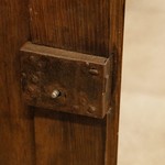 Антикварный двухъярусный шкаф с резьбой растительного характера 1800-х гг. 