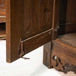 Антикварный двухстворчатый шкаф с резным фризом 1670-х гг.